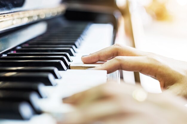 les femmes jouant du piano. flou