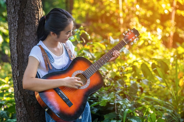 Femmes jouant de la guitare sauvage