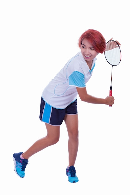 Les femmes jouent au badminton sur fond blanc.