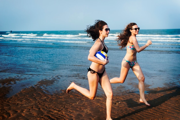 Les femmes jouent au ballon de plage