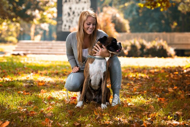 femmes, jouer, à, chien