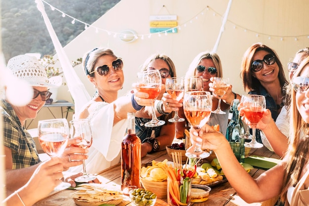 Photo des femmes joyeuses qui s'amusent pendant la fête.