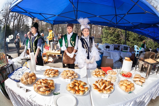 Femmes kazakhes vendant de la nourriture nationale