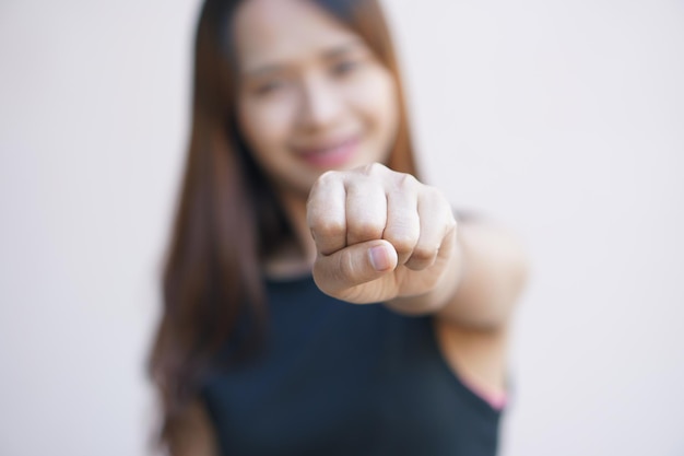 Les femmes lèvent le poing pour leur faire savoir qu'elles se battent