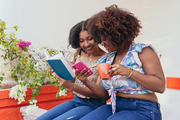 Femmes lisant et vérifiant le téléphone pendant la pause-café