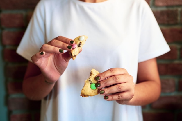 femmes mangeant des biscuits