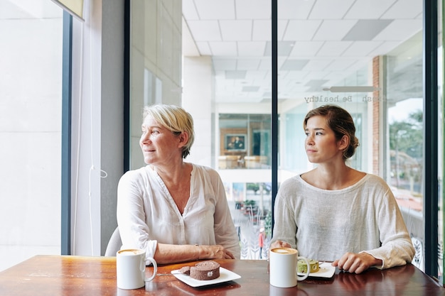 Femmes mangeant des desserts au café