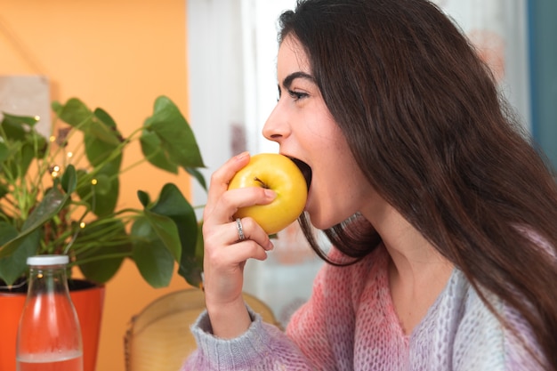 Femmes mangeant des fruits au salon