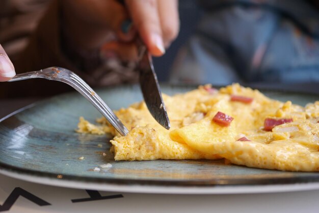 Femmes mangeant une omelette aux œufs nature