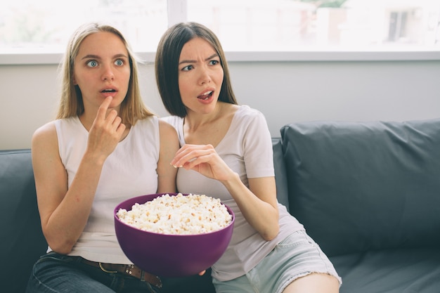 Femmes, manger, pop-corn, regarder, tv