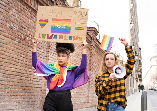 Femmes manifestant le jour de la fierté gaie