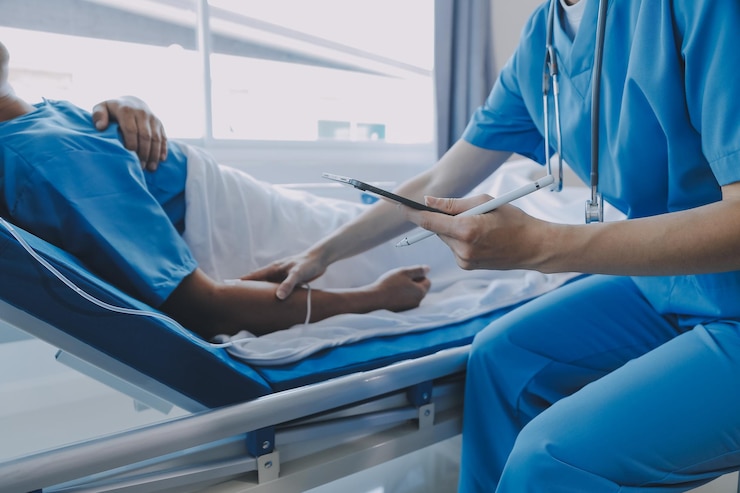 Photo les femmes médecins asiatiques tiennent la main du patient et encouragent et fournissent des conseils médicaux tout en vérifiant la santé du patient au lit concept de soins et de compassion soins prénatals avortement menacé