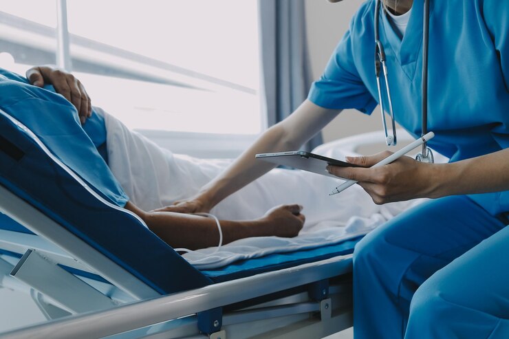Photo les femmes médecins asiatiques tiennent la main du patient et encouragent et fournissent des conseils médicaux tout en vérifiant la santé du patient au lit concept de soins et de compassion soins prénatals avortement menacé