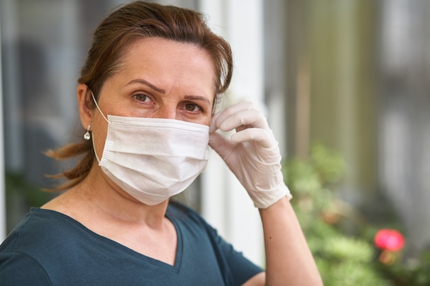 Les femmes mettent un masque respiratoire. Docteur, femme, met, masque facial