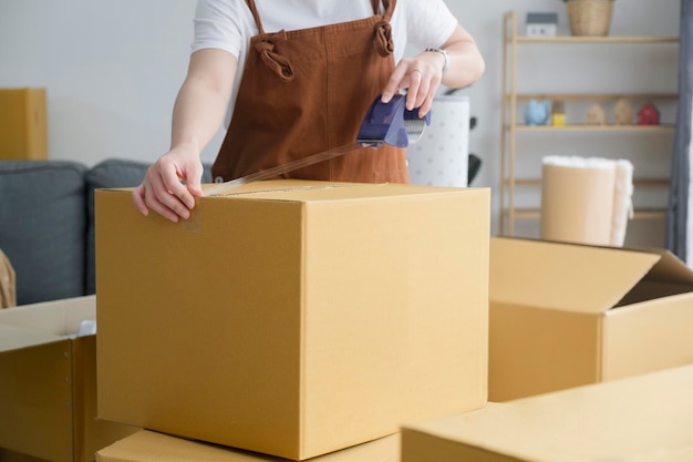 Les femmes modernes dans le déménagement appartement loisirs activité intérieure seule