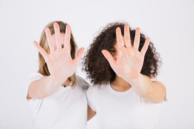 Femmes montrant le geste d&#39;arrêt