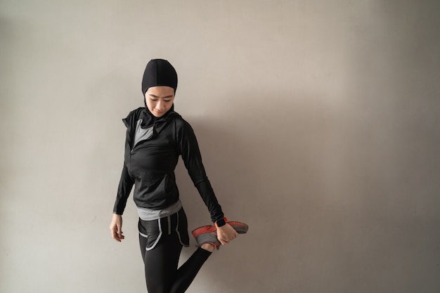 Femmes musulmanes asiatiques portant des vêtements de sport hijab faisant des étirements des jambes