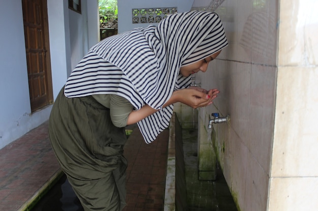 Les Femmes Musulmanes Effectuent Des Ablutions