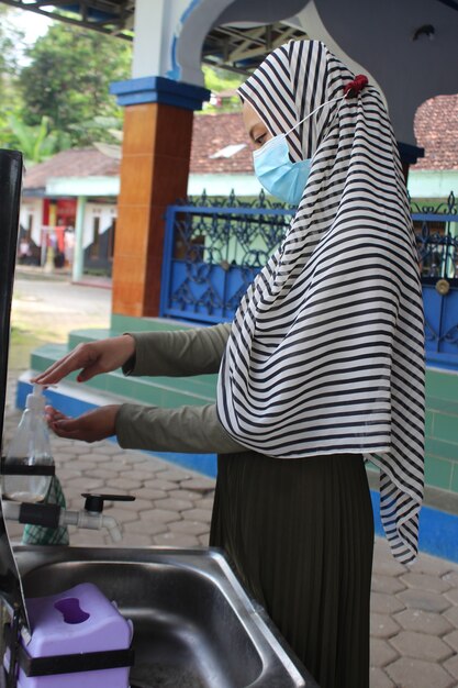 Les femmes musulmanes se lavent les mains