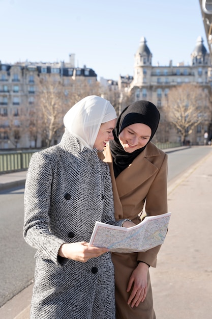 Femmes musulmanes voyageant ensemble à paris