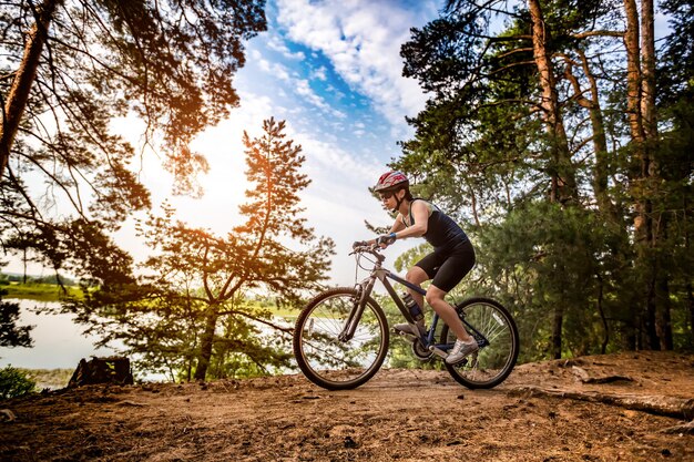 Les femmes sur la nature du vélo