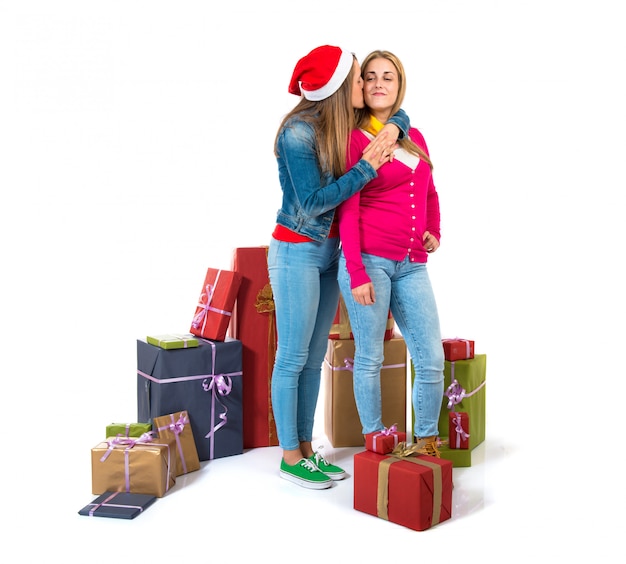 Femmes de Noël avec des cadeaux sur fond blanc