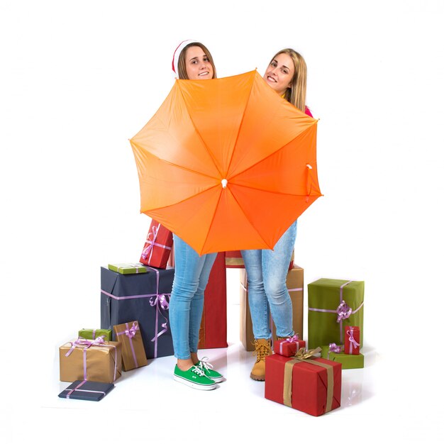 Femmes de Noël avec parapluie sur fond blanc