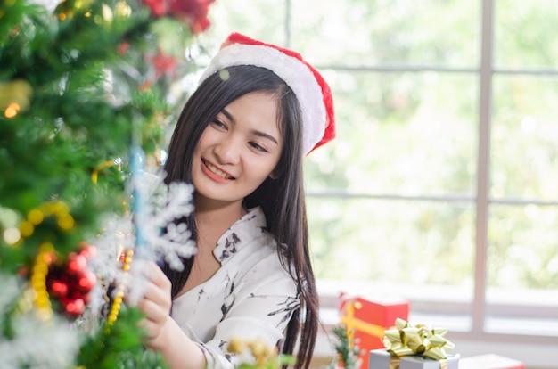 Les femmes de Noël profiter avec boîte de cadeau de Noël