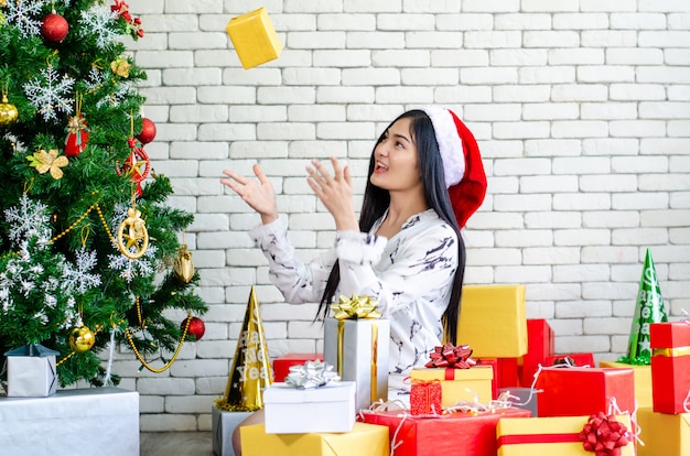 Les femmes de Noël profiter avec boîte de cadeau de Noël