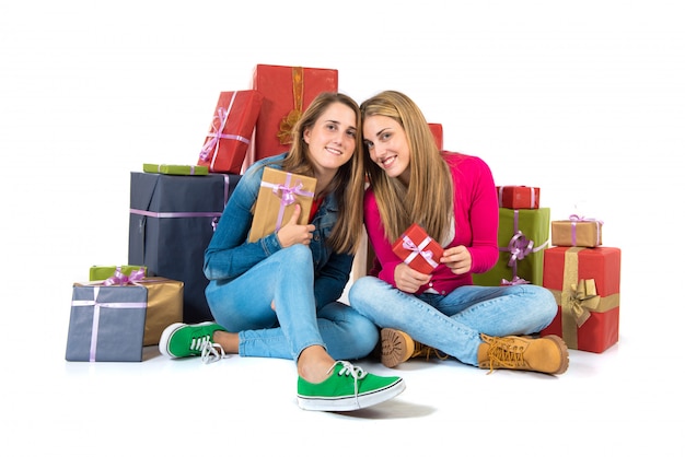 Femmes de Noël tenant des cadeaux sur fond blanc