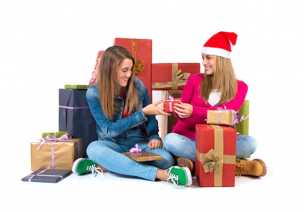 Femmes de Noël tenant des cadeaux sur fond blanc