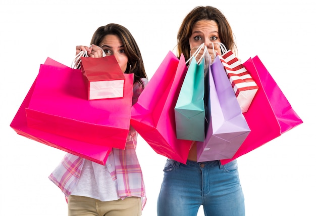 Femmes avec de nombreux sacs à provisions