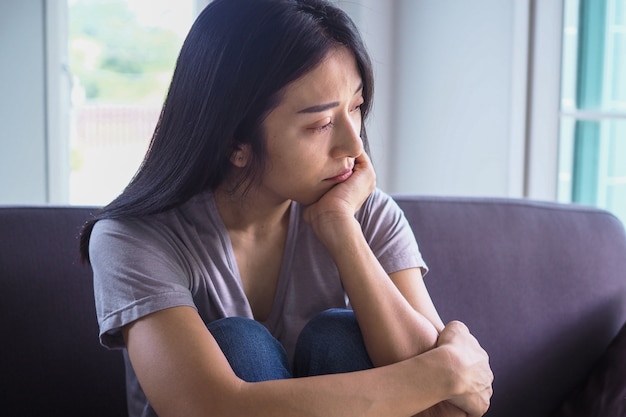 Les femmes ont des symptômes de dépression et veulent mourir. Déception grave, triste et contrarié