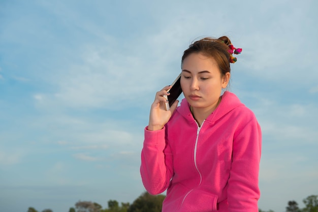 Les femmes parlent à des amis par téléphone portable.