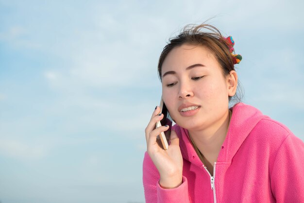 Les femmes parlent à des amis par téléphone portable.