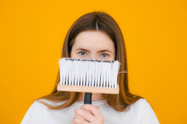 Femmes peintres au travail avec le concept de maison de peintre de mur de peinture au rouleau