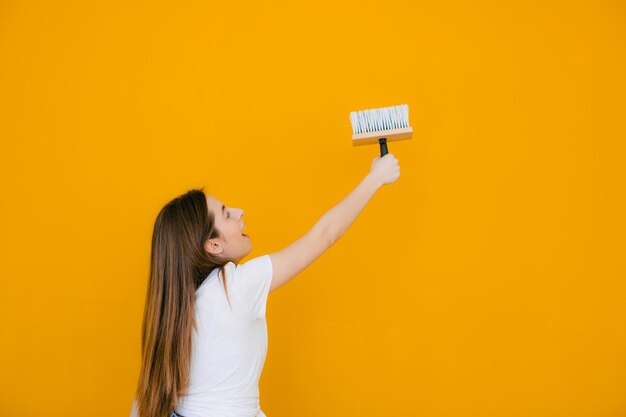 Femmes peintres au travail avec le concept de maison de peintre de mur de peinture au rouleau