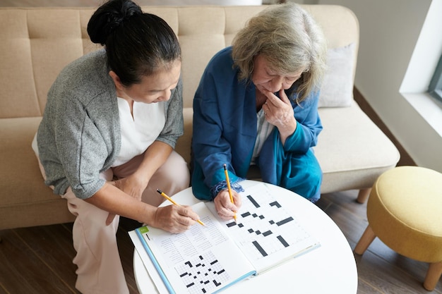 Femmes pensives résolvant des mots croisés