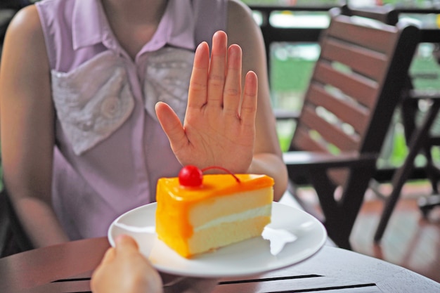 Les femmes perdent du poids. Choisissez de ne pas obtenir une assiette de gâteau que des amis envoient.