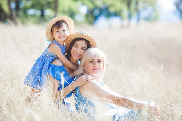 Femmes et petite fille ensemble à l'extérieur