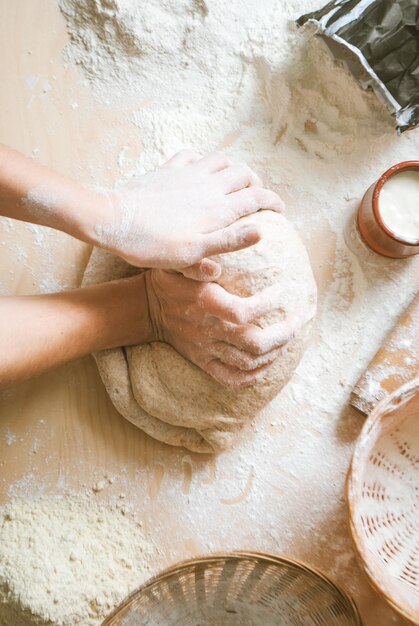 Les femmes pétrissent la pâte