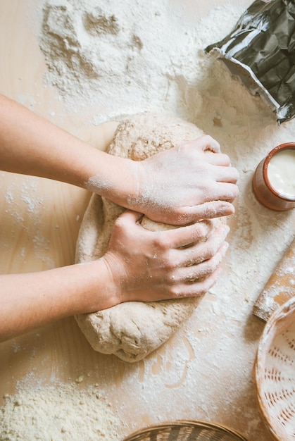 Les femmes pétrissent la pâte