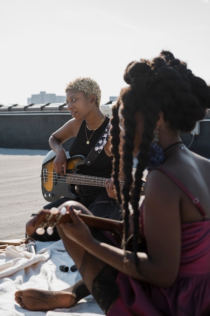 Femmes de plan moyen avec des instruments