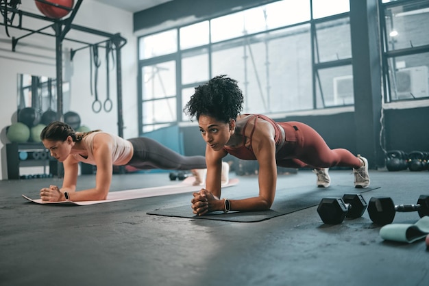 Femmes planche et gym fitness amis avec entraînement cardio et bien-être du corps Motivation femme focus et défi des personnes dans l'entraînement sportif et la classe d'athlètes exerçant pour la santé