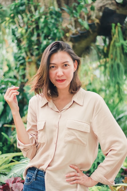 Femmes portant des chemises brunes posant dans le jardin