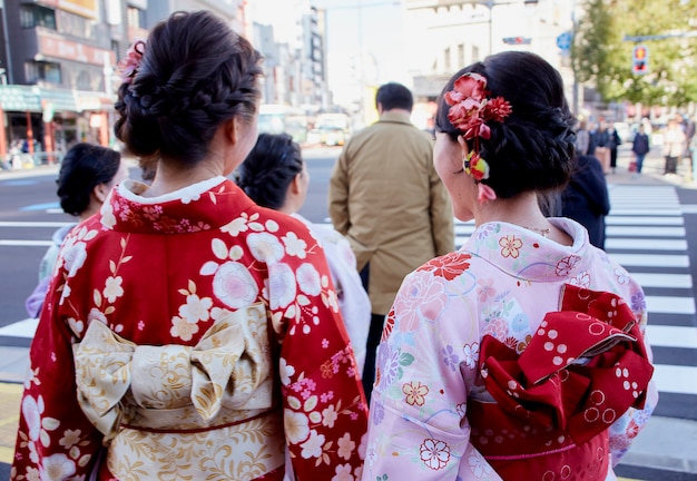 Femmes portant un costume de kimono Walking street