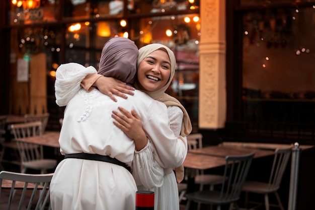 Photo les femmes portant le hijab passent un bon moment