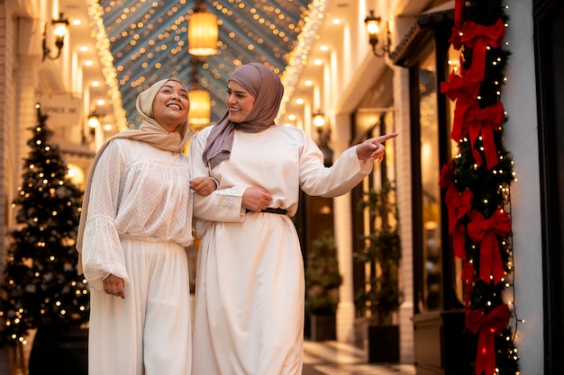 Les femmes portant le hijab passent un bon moment