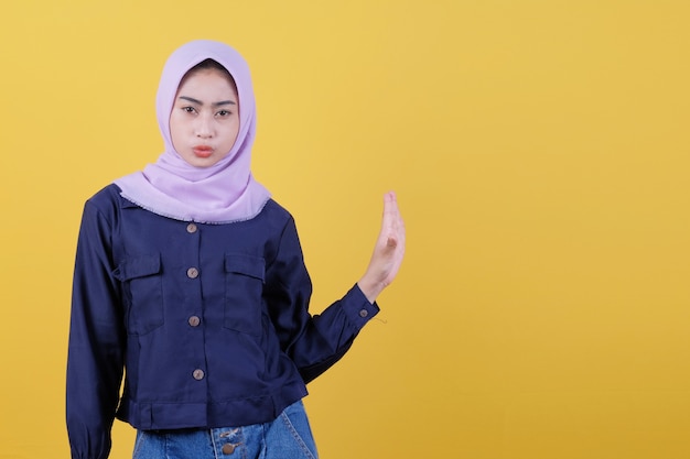 Les Femmes Portant Des Hijabs Font Sérieusement Les Paumes Dans Un Stop Motion Demandant De Ne Pas Interférer Avec Leur Apparence En Portant Avec Colère Des Vêtements Décontractés Qui Expriment La Restriction Ou Le Rejet. Ne T'approche Pas