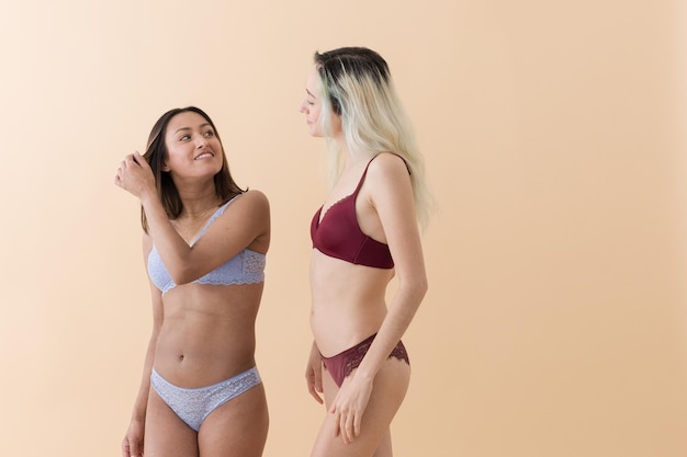 Des femmes portant de la lingerie sur un fond beige